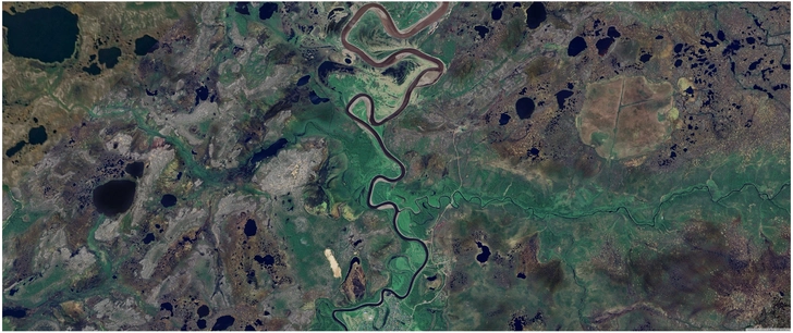 schwungvoller fluss durch gruene landschaft