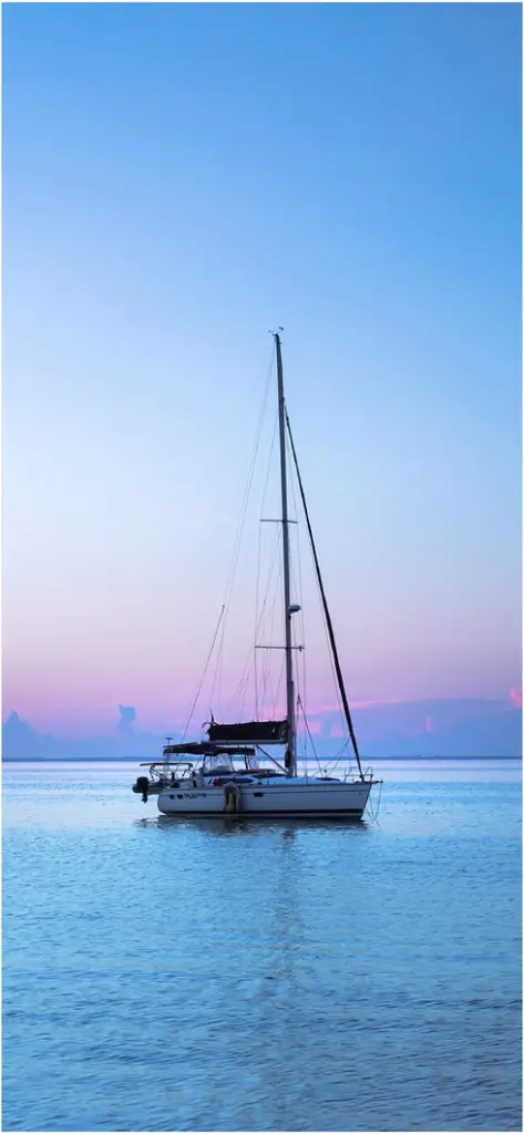 segelboot auf ruhigem wasser einer tuerkisfarbenen lagune
