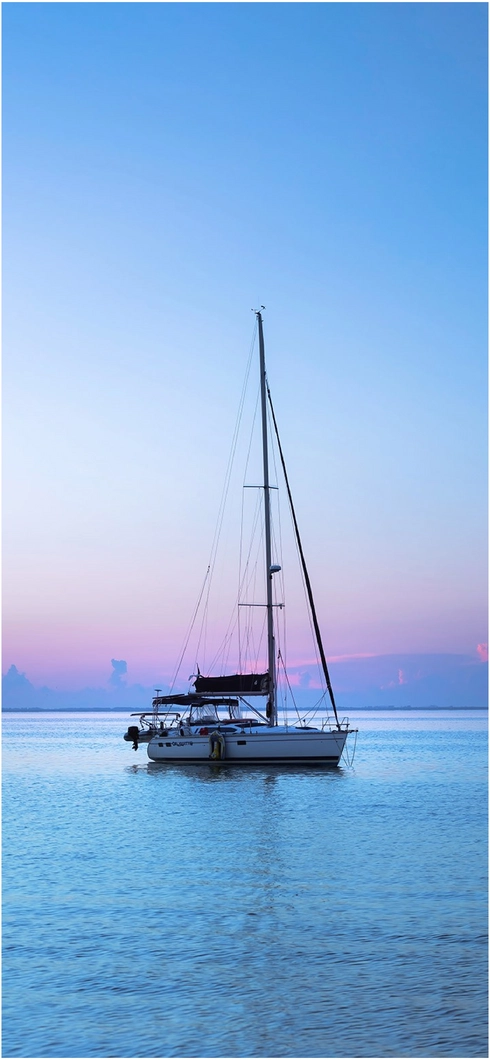 segelboot-auf-ruhigem-wasser-einer-tuerkisfarbenen-lagune