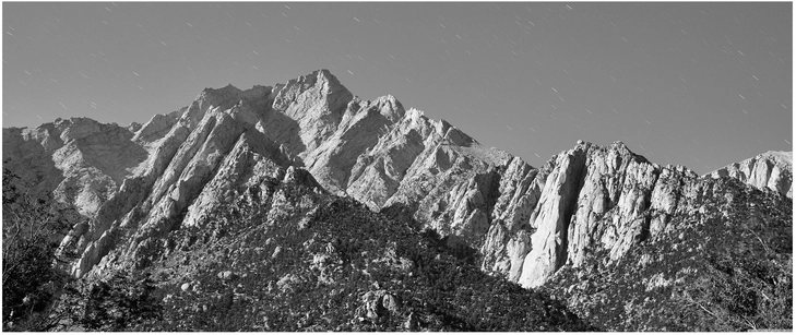sierra nevada berge in schwarzweiss mit sternen