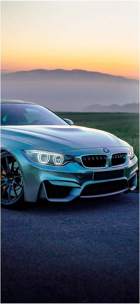 silberner-bmw-auf-asphaltstrasse-bei-sonnenuntergang