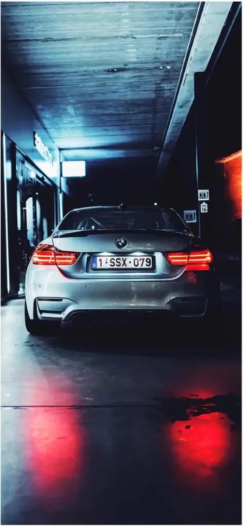 silberner bmw nachts in der stadt