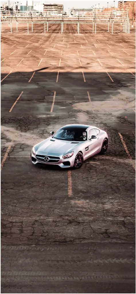 silberner mercedes auf leerem parkplatz