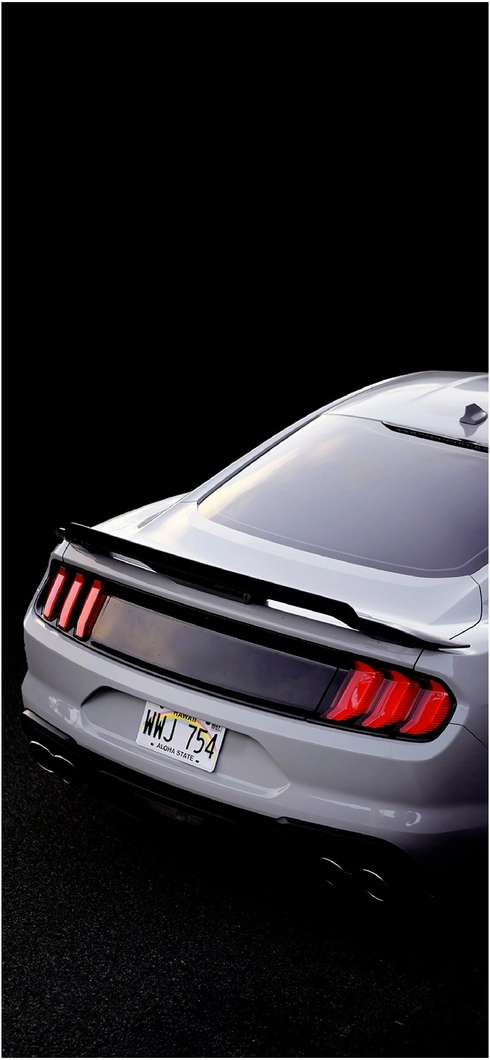 silbernes-sportauto-mit-spoiler-im-dunkeln
