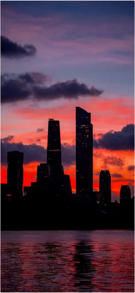 silhouette von hochhaeusern bei sonnenuntergang