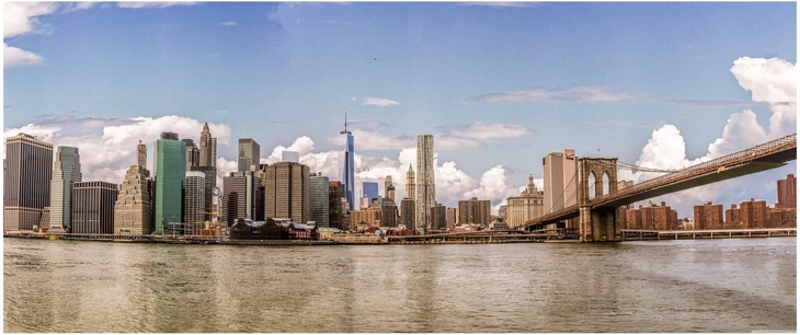 skyline von new york mit brooklyn bridge und wolken