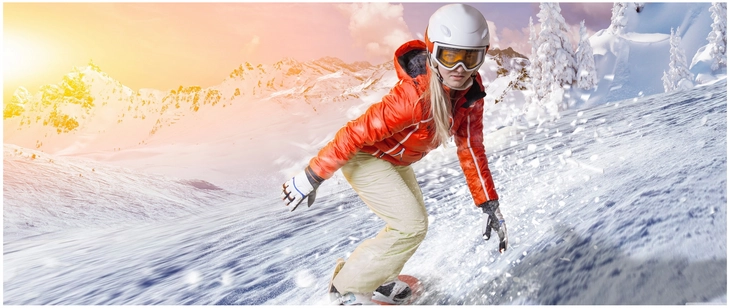 snowboarden in winterlandschaft bei sonnenuntergang