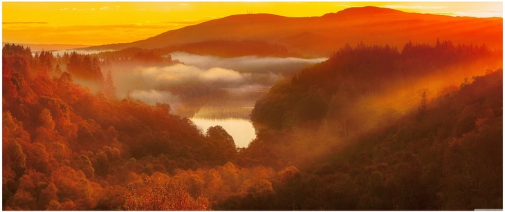 sonnenaufgang ueber einem ruhigen see in der natur