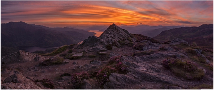 sonnenuntergang ueber berglandschaft mit see