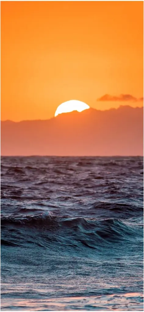 sonnenuntergang ueber dem meer waehrend der goldenen stunde