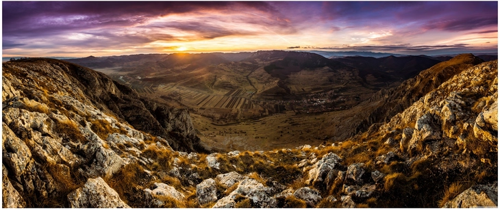 sonnenuntergang ueber dem tal in rumaenien