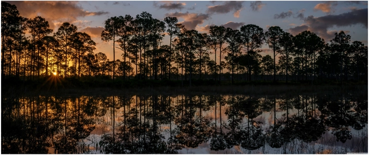 sonnenuntergang ueber dem wasser mit