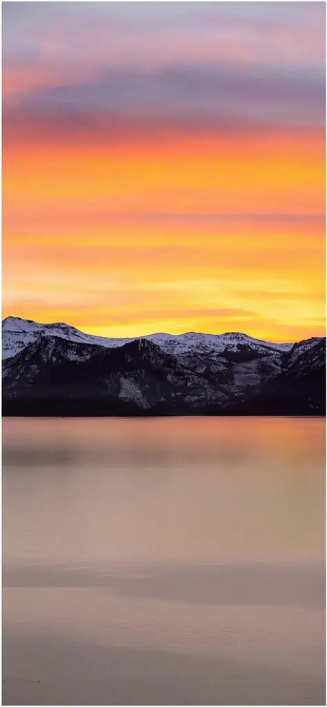 sonnenuntergang ueber den bergen und dem see