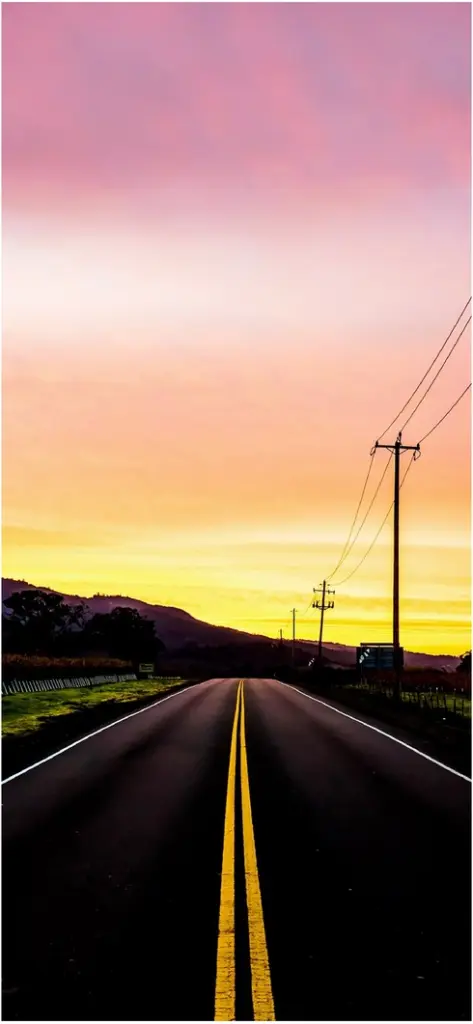 sonnenuntergang ueber einer strasse in der natur
