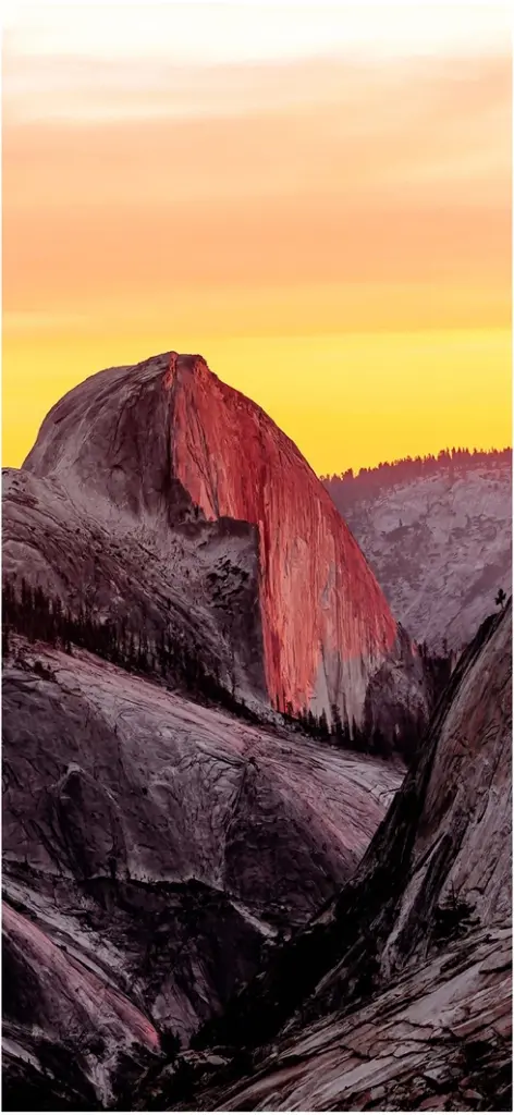 sonnenuntergang ueber majestetischen felsenlandschaften