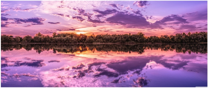 spiegelung des himmels im ruhigen see bei sonnenuntergang