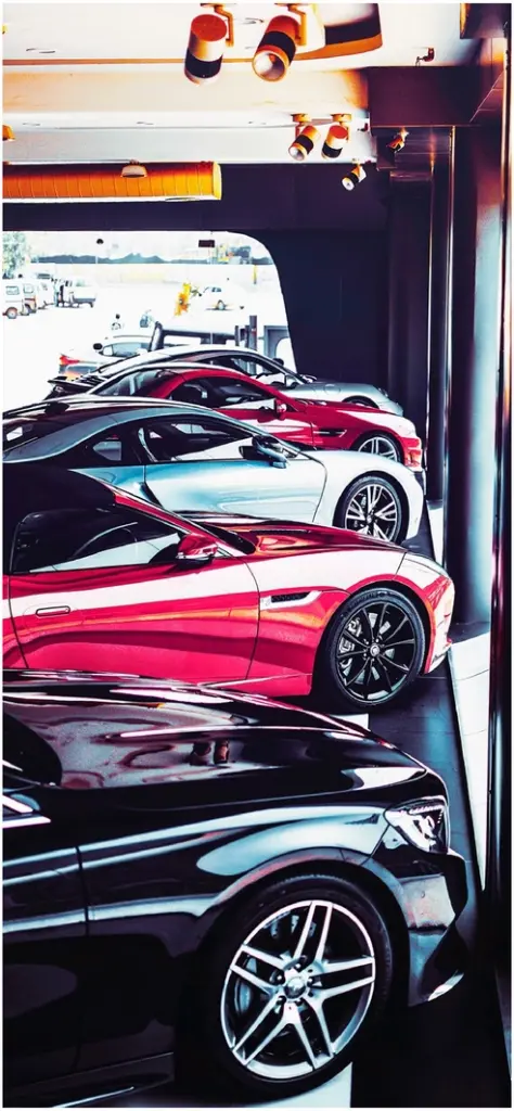 sportliche autos im showroom mit modernem design