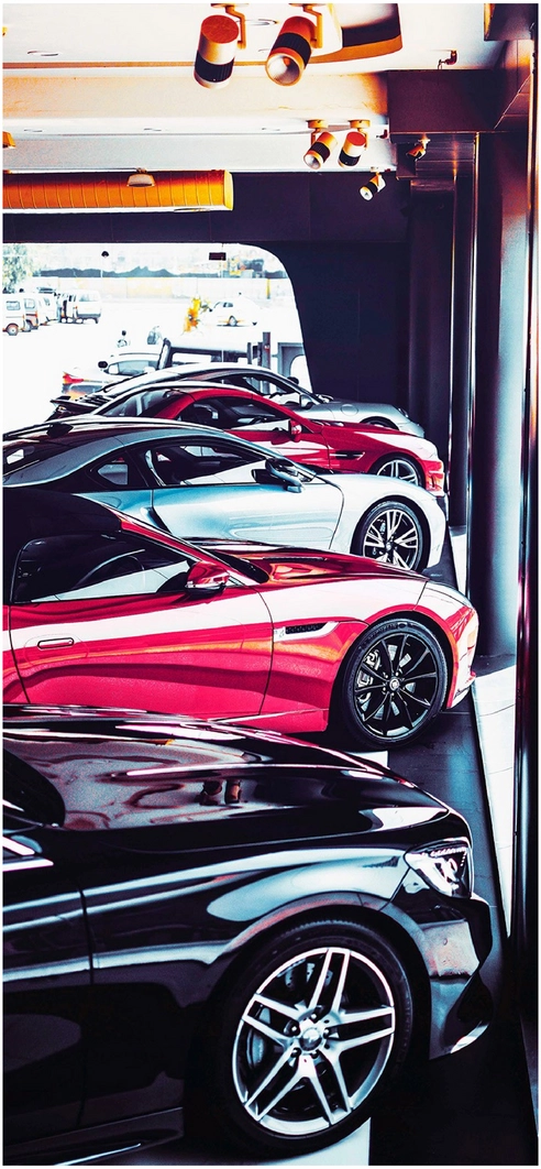 sportliche-autos-im-showroom-mit-modernem-design