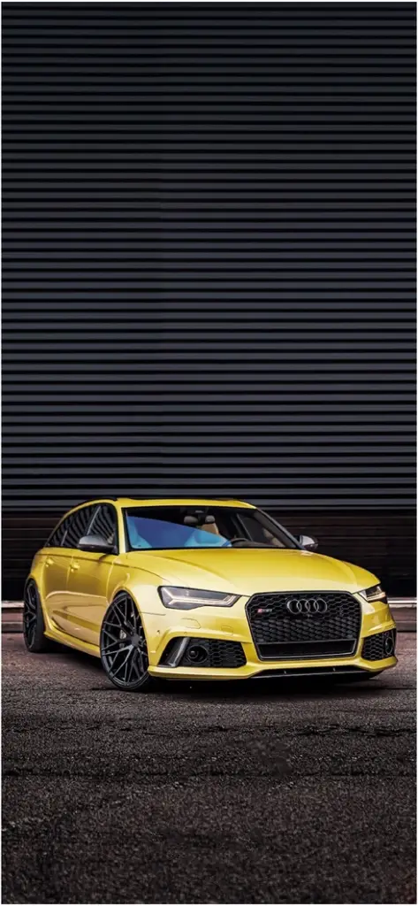 sportlicher gelber audi auf dunkler strasse