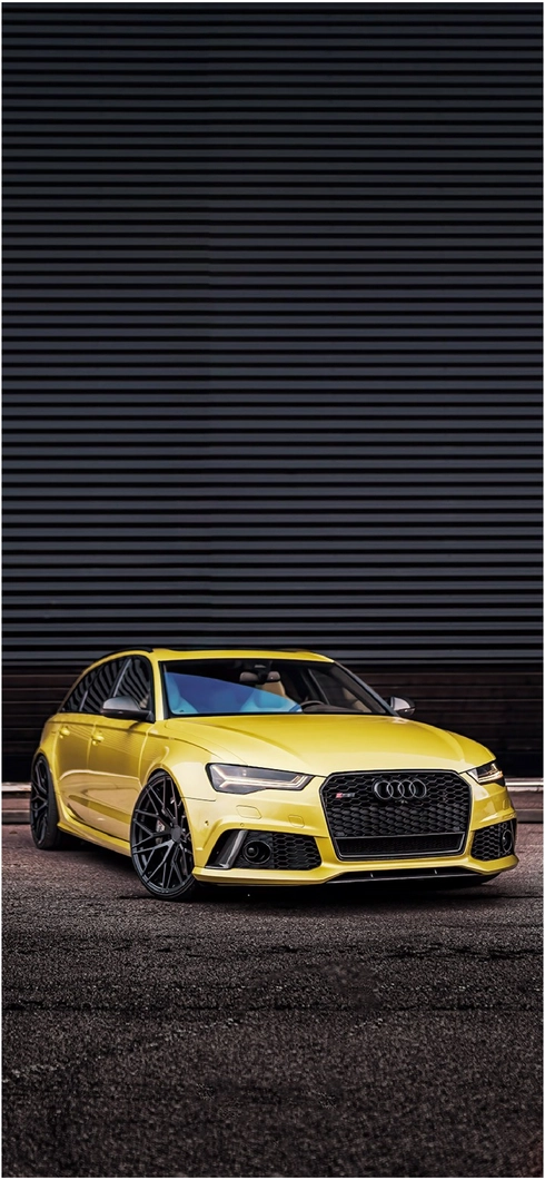sportlicher-gelber-audi-auf-dunkler-strasse
