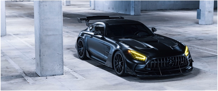 sportlicher mercedes amg in modernem parkhaus