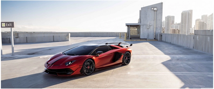 sportwagen lamborghini auf urbanem dachparkplatz