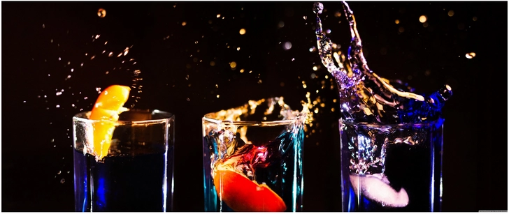 spritzige getraenkedarstellung mit bunten cocktails