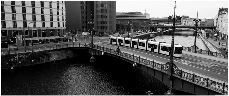 stadtansicht mit strassenbahn und architektur in schwarzweiss