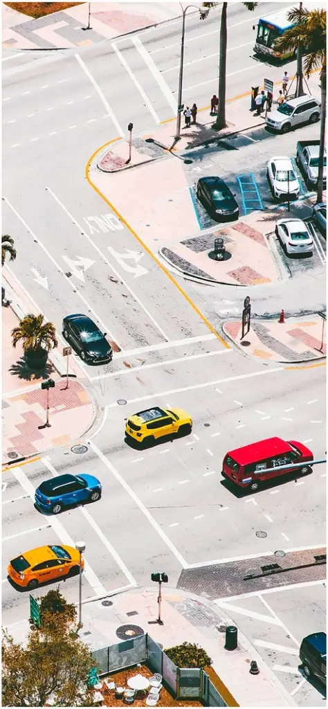 staedtische verkehrsszene mit bunten autos