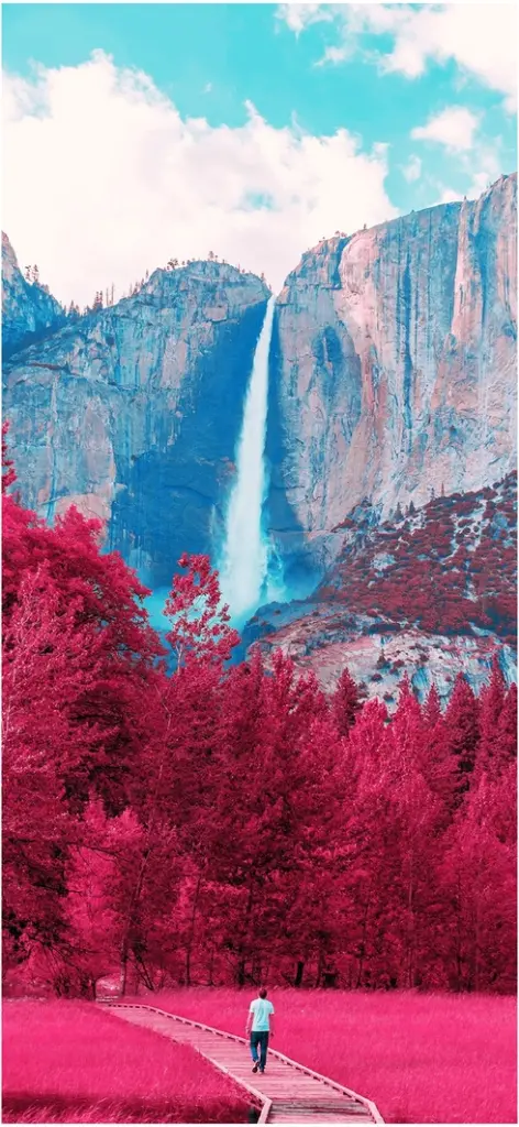 surrealer wasserfall in fantastischer naturlandschaft