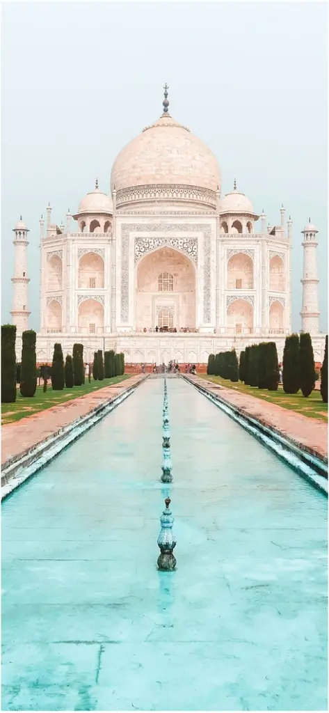 taj mahal in indien majestaetisches mausoleum mit wasserreflexion