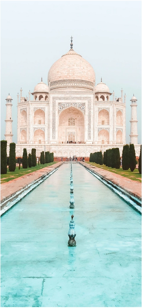 taj-mahal-in-indien-majestaetisches-mausoleum-mit-wasserreflexion