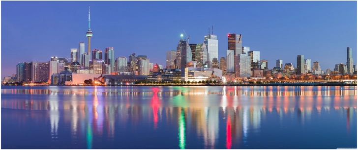 toronto skyline bei abenddaemmerung mit reflektierenden lichtern