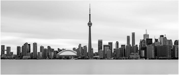 toronto skyline in schwarz weiss mit cn tower
