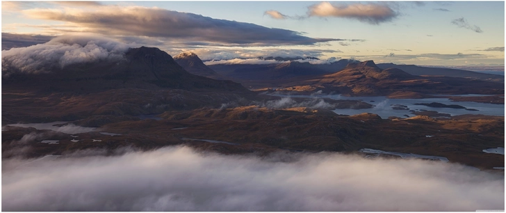 torridon berge in schottland mit wolken und gewaessern