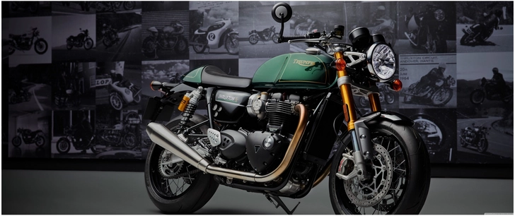 triumph thruxton motorrad in gruen mit kuenstlerischem hintergrund