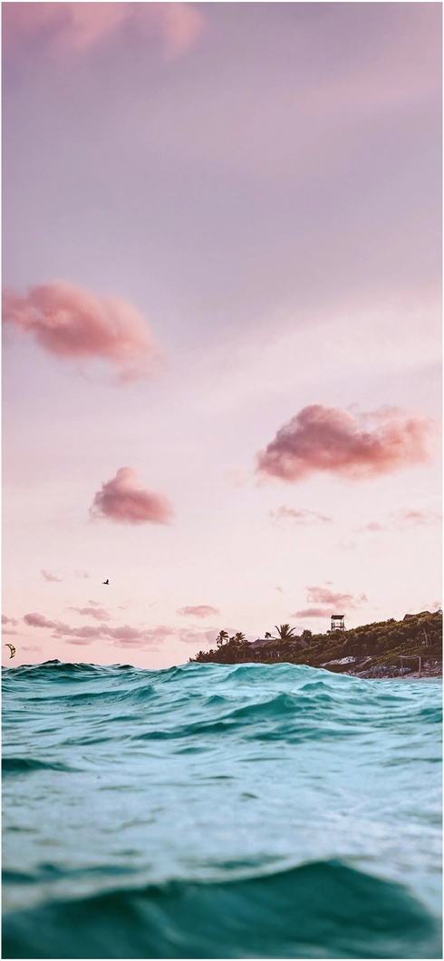 tuerkisfarbenes-wasser-und-rosa-himmel-ueber-dem-meer