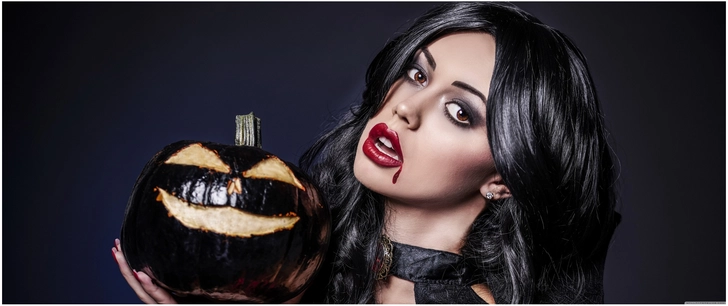 vampir frau mit halloween kuerbis gestaltet