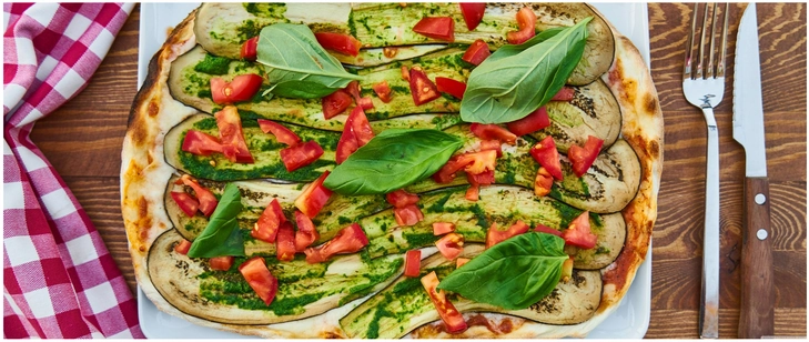vegetarische pizza mit frischen zutaten und basilikum