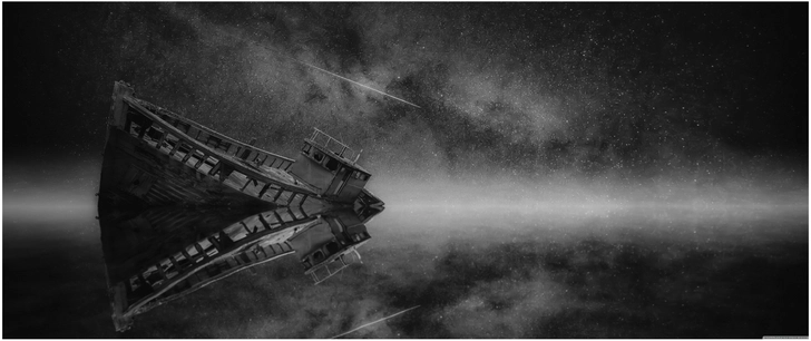 verlassenes boot sternenhimmel wasseroberflaeche schwarzweiss