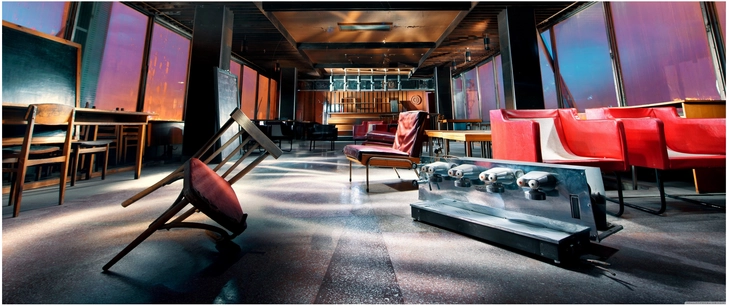 verlassenes cafe mit moderner architektur und dramatischer beleuchtung