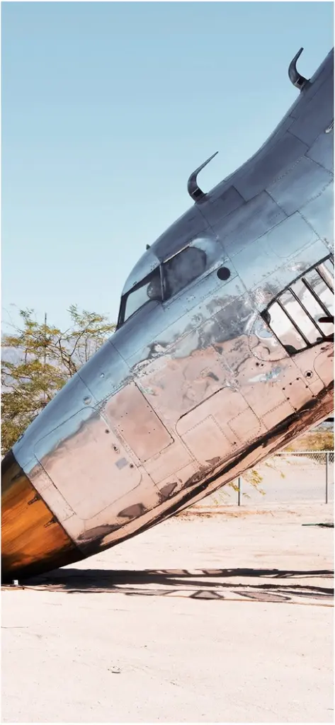 verunfallter flugzeugrumpf in der wueste
