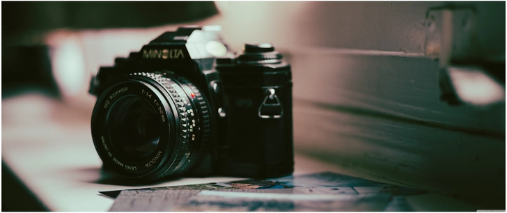 vintage kamera auf tisch mit fotografien