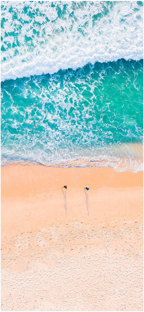 vogelperspektive-auf-strand-und-tuerkisfarbenes-wasser