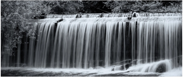 wasserfall in schwarz weiss majestaetische naturdarstellung