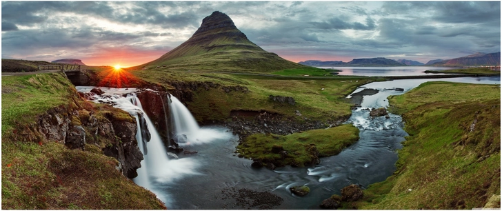 wasserfall landlandschaft mit sonnenuntergang und bergpanorama