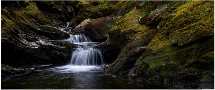 wasserfalllandschaft mit fliessendem wasser und moos