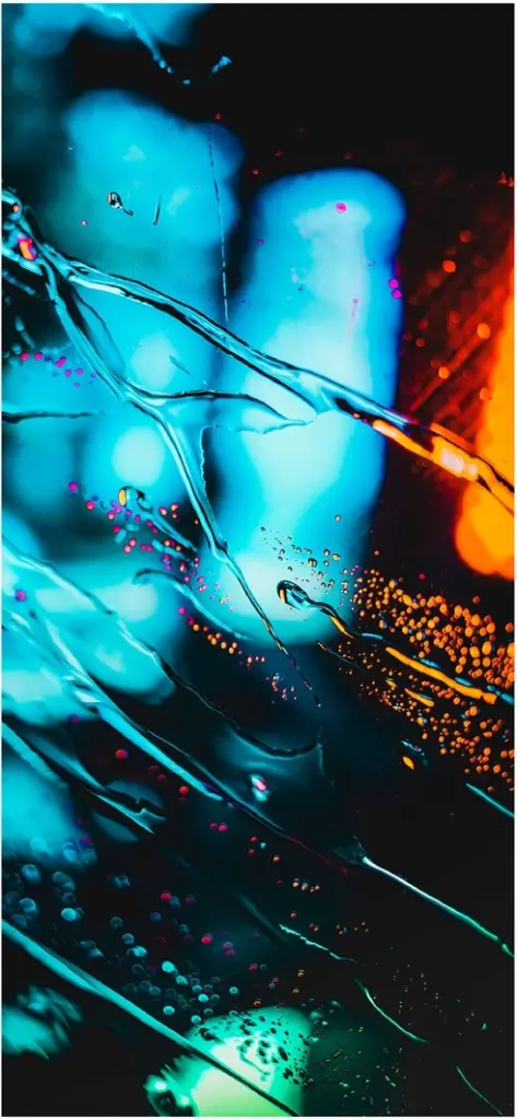 wassertraeufchen auf dunklem glas mit bunten lichtern