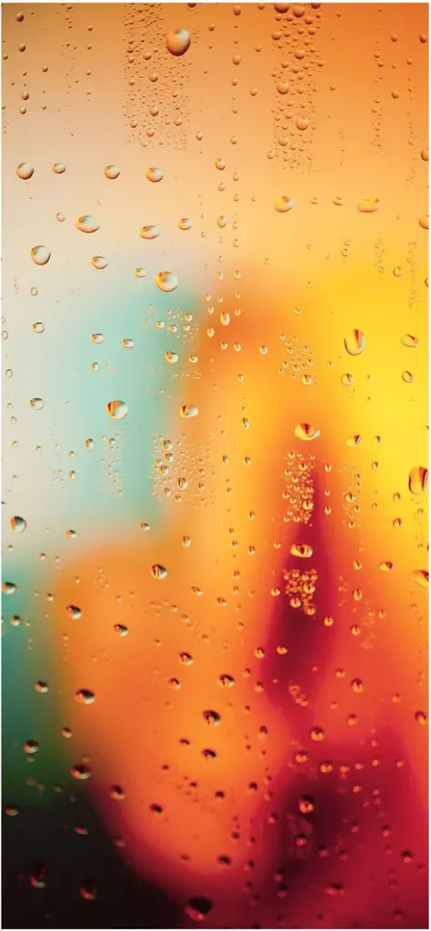 wassertraeufel auf oranger glasscheibe mit unterschiedlichen farben