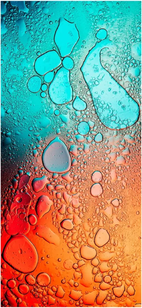 wassertropfen auf farbigem glas in kuenstlerischer darstellung